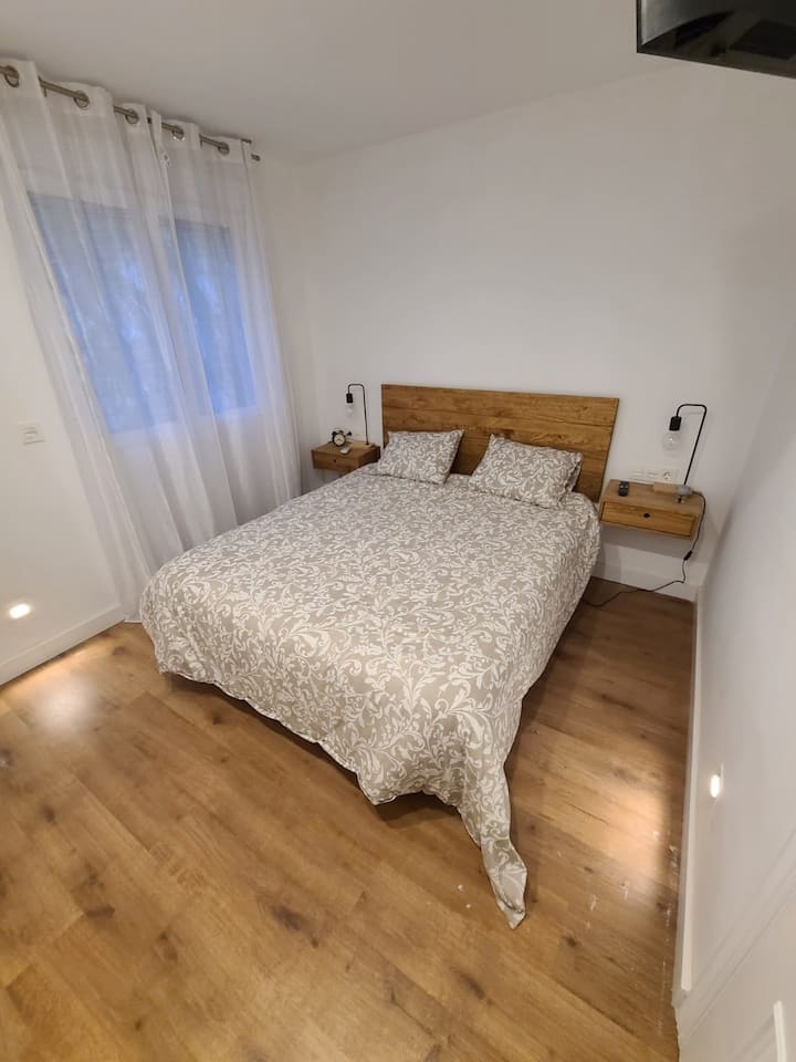 Брачен кревет (широк 150-179 см), клима уред,  паметен телевизор, така што е лесно да се спие...