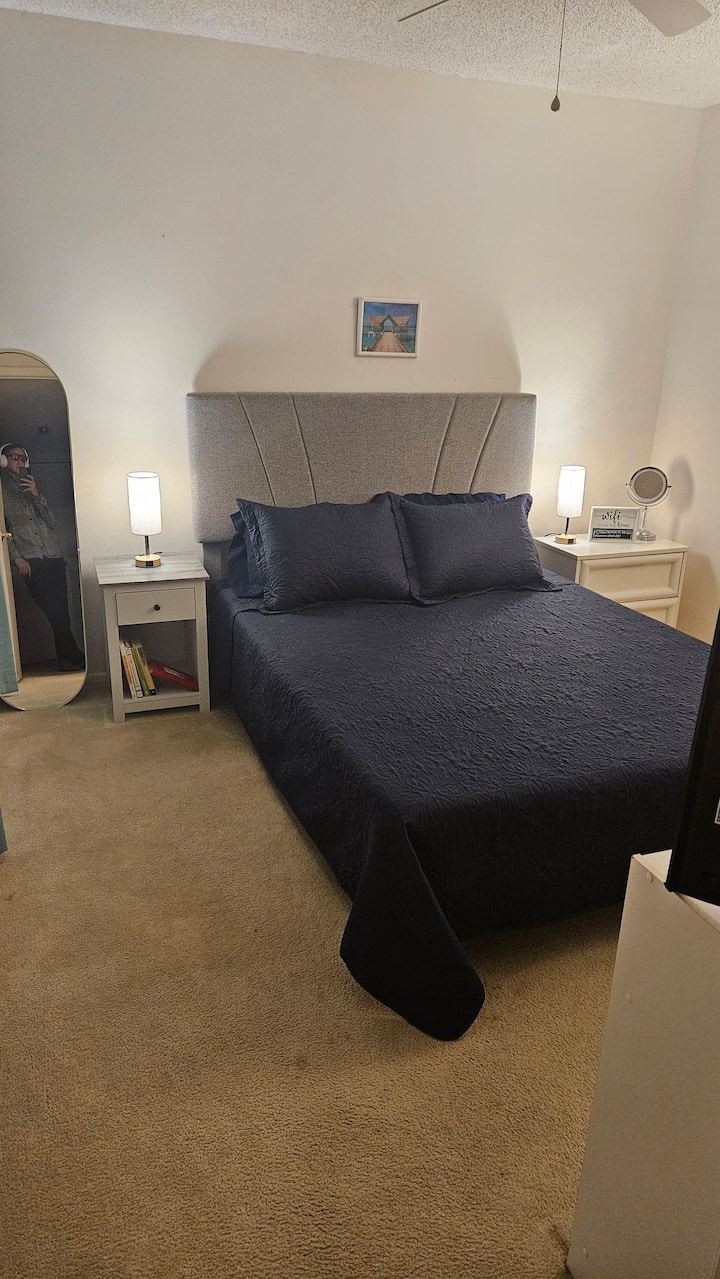 全新设施：床、床架、床上用品、家具。 灯具有插座和USB充电功能