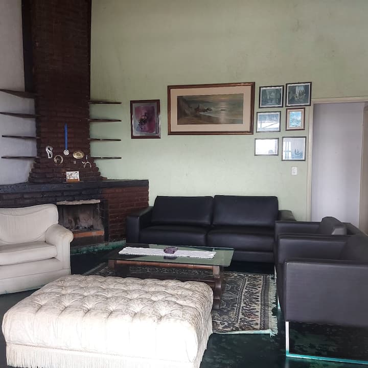 In the spacious living room, enjoy the soft sofa, the warm fireplace and a Smart TV 55" with Netflix to enjoy your way