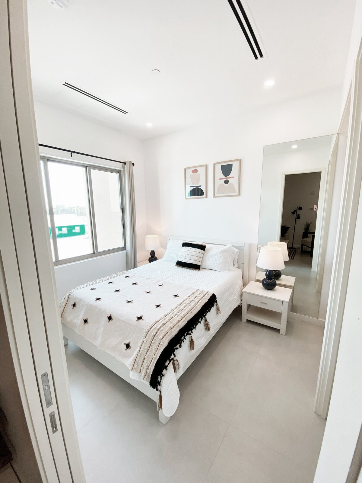 غرفة نوم بسرير كبير