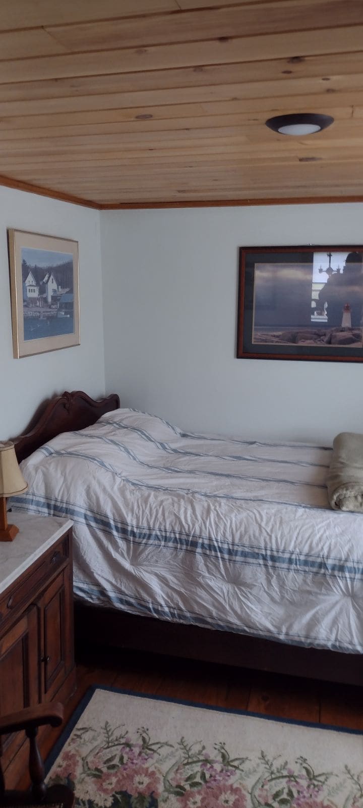 Dormitorio en el segundo piso principal fuera de la cocina. Cama tamaño queen.