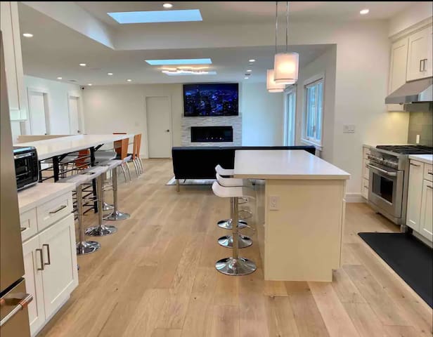 Group Retreat Villa, Walk Downtown