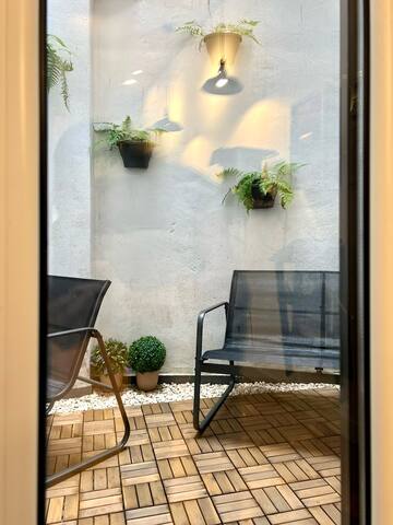 3 min walk-MEIR. Cozy 3/4BR house. gallery image 5