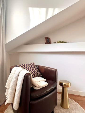 3 min walk-MEIR. Cozy 3/4BR house. gallery image 2