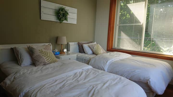 تحتوي غرفة الضيوف المشرقة والهادئة على مرحاض خاص وحوض استحمام.بخلاف ذلك، هناك خزانة ملابس وتلفزيون ومكيف هواء.