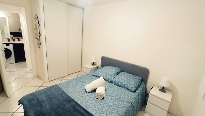 Голем плакар со даска за пеглање и пегла, закачалки итн. 