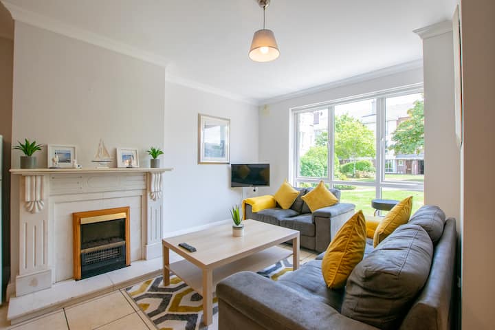 Large Townhouse By Shortstays | Sleeps 6 | Parking - Galway
