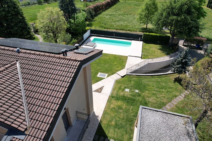 Vicino Bergamo e aeroporto con piscina e giardino