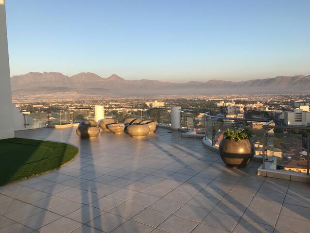 360 Grad Panoramablick Meer und Berge, 20. Etage gallery image 4