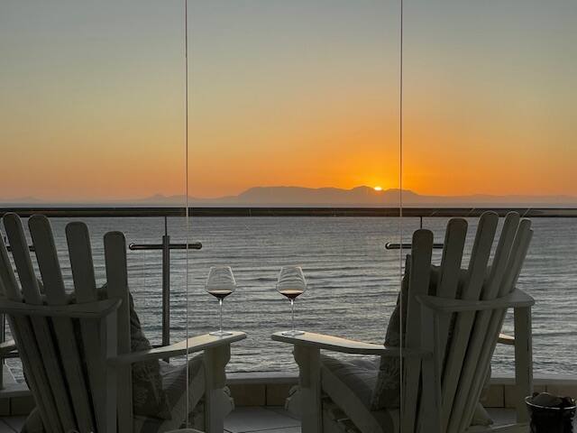 360 Grad Panoramablick Meer und Berge, 20. Etage gallery image 2