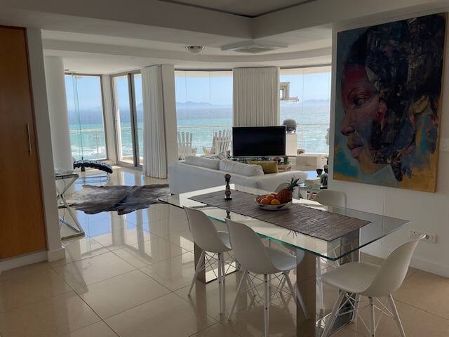 360 Grad Panoramablick Meer und Berge, 20. Etage