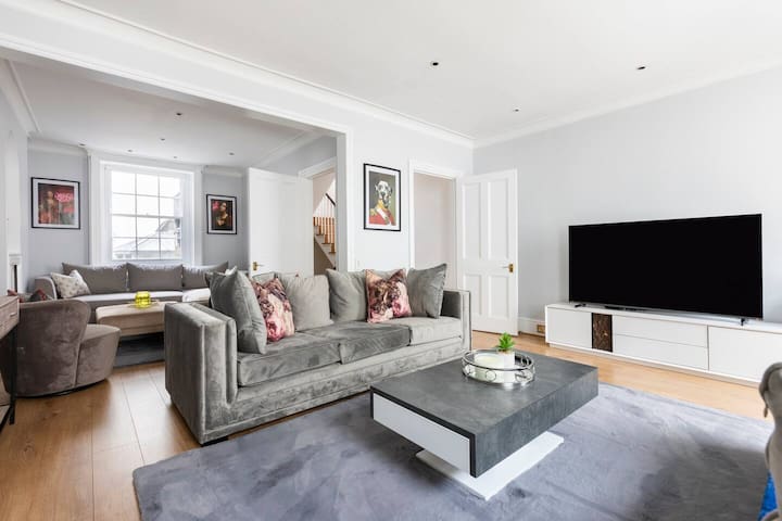 Elegantly Renovated Designer Masion – Sleeps 12