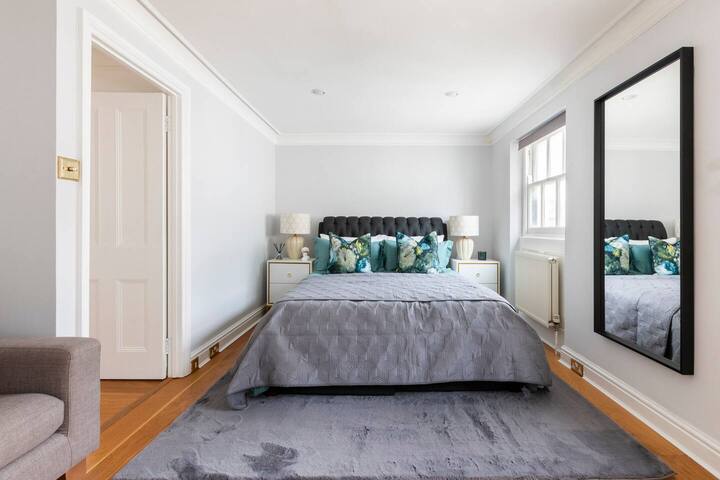 Elegantly Renovated Designer Masion – Sleeps 12 gallery image 5