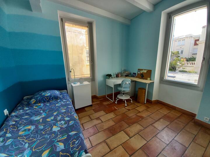 shtroja cilësore
1 krevat tek ose mundësia e 2 krevateve tek (në të njëjtën lartësi)