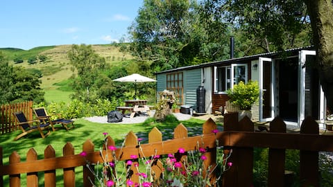 Cosy mountain hideaway in AONB with stunning views