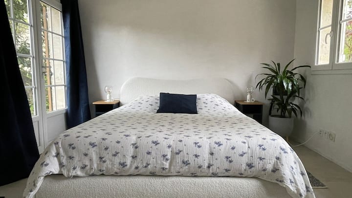 Lit double 160x200, matelas Emma.
Преку осветленост, директен пристап до паркинг, поглед кон базен