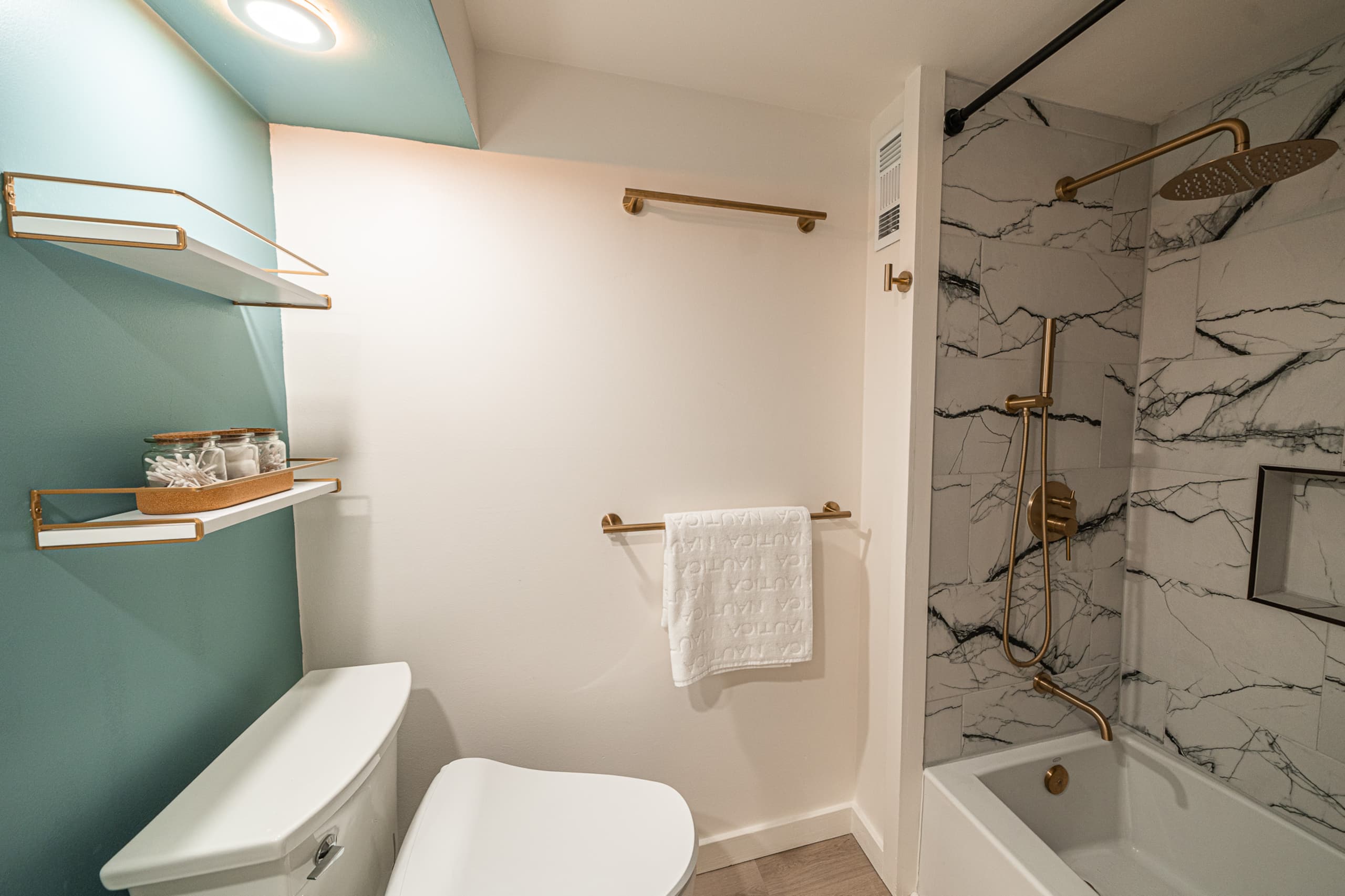 Condo in Honolulu · ★4.92 · Studio · 2 beds · 1 private bath - Image 18