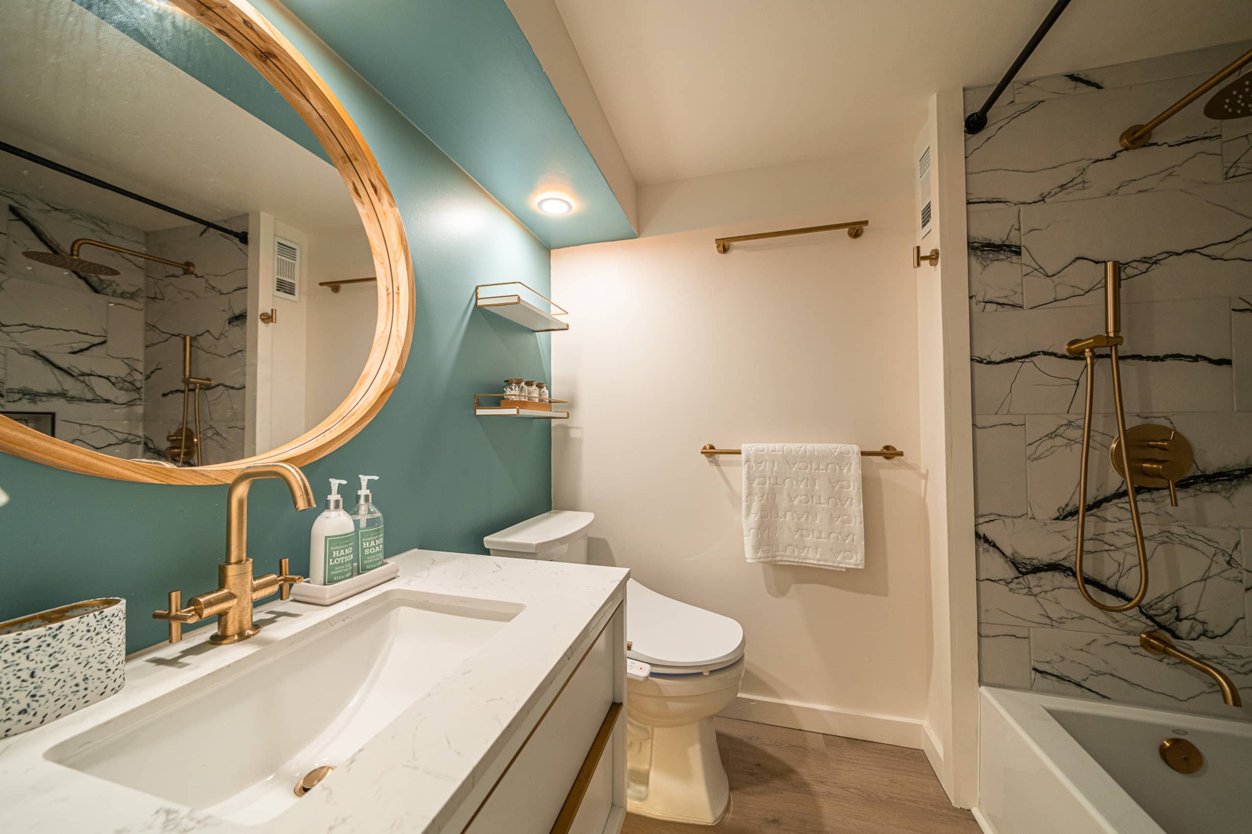 Condo in Honolulu · ★4.92 · Studio · 2 beds · 1 private bath - Image 17