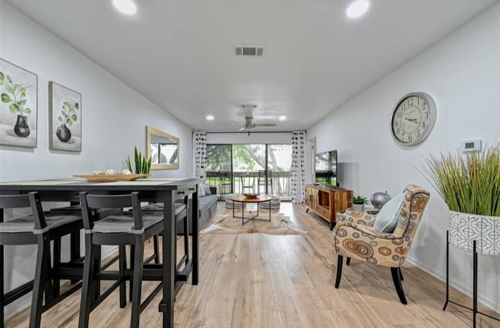 Relaxing Lakeside Condo - Conroe, TX