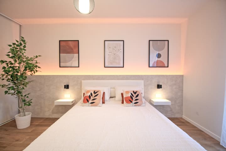 Cama grande de 160 x 200 con vestidor grande a la izquierda