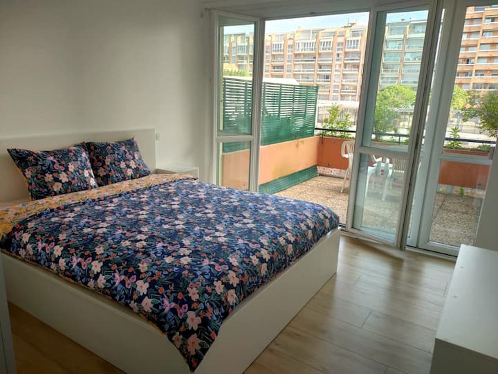 Собата од 10 м2 е тивка, на страната на Place Occitane. Има брачен кревет (широк 160*200) и голема соблекувална. Не е спротивна и се отвора кон широка тераса.