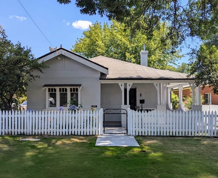 Charming Bathurst Bungalow On Leafy Street - Bathurst