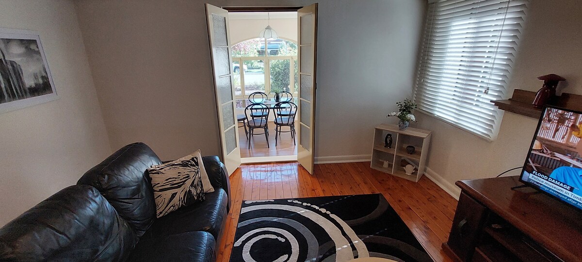 Beliebte Airbnb-Anzeige: "Darlow Cottage" with free Wi-Fi in Wagga Wagga