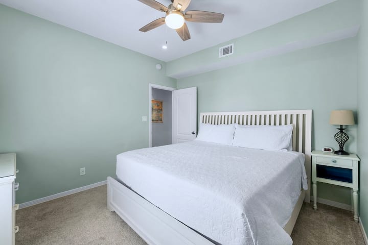 Bedroom #3 - 2nd Floor King bedroom with shared Jack-n-Jill bathroom. (Sleeps 2) 