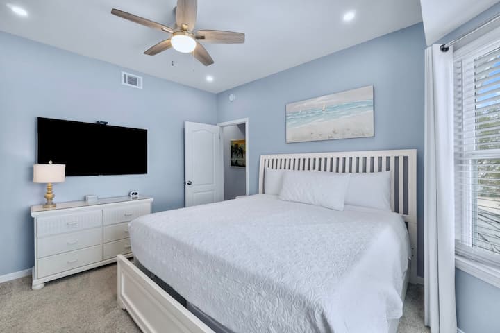 Bedroom #2 - 2nd Floor King bedroom with shared Jack-n-Jill bathroom. (Sleeps 2) 