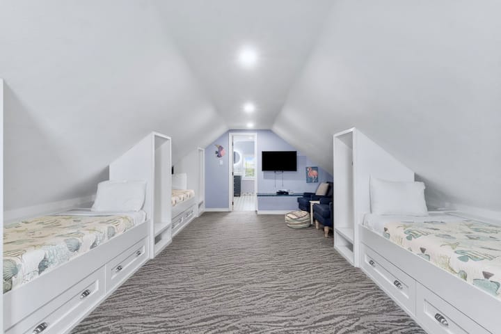 Bedroom #4 - 3rd Floor kids retreat -  4 twin beds and en-suite bathroom (Sleeps 4) 