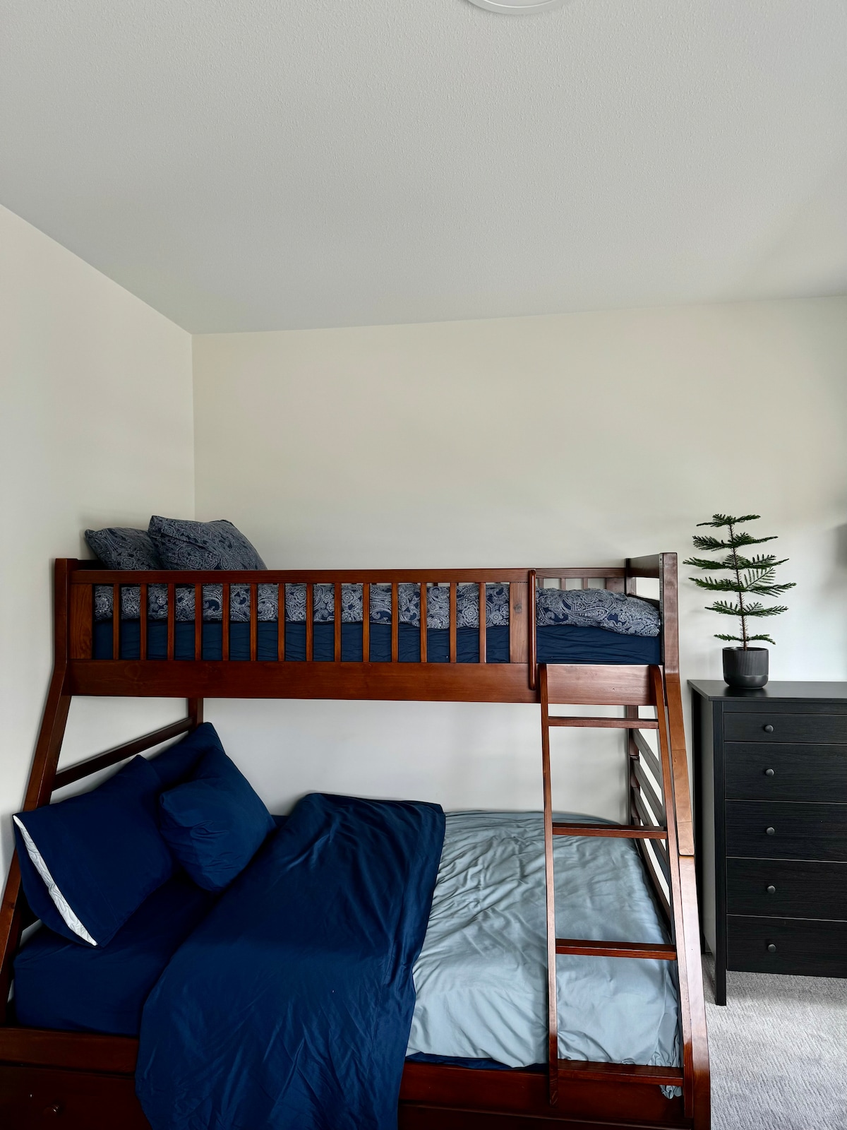 Double bed - bottom / single bed- top