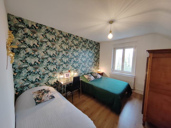 Camera da letto al 1 ° piano con ampio armadio, un letto matrimoniale (140 cm), un letto singolo (90 cm), una scrivania e un comodino. 