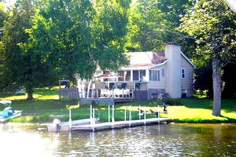 Lake front w/kayaks, canoe, paddleboat