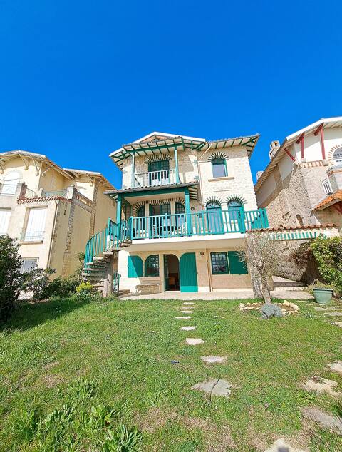 Émeraude ~ 10-person Villa with Oceanfront View