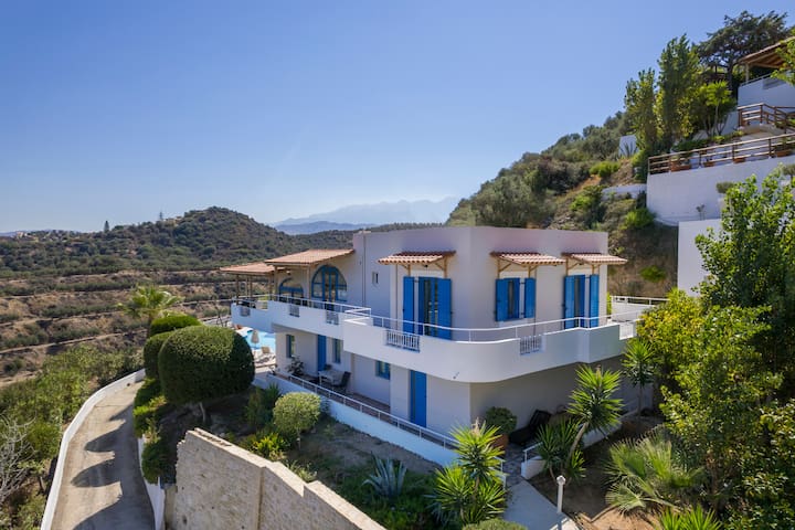 4Br Family Villa w/Pool, Near the Beach in Stalos