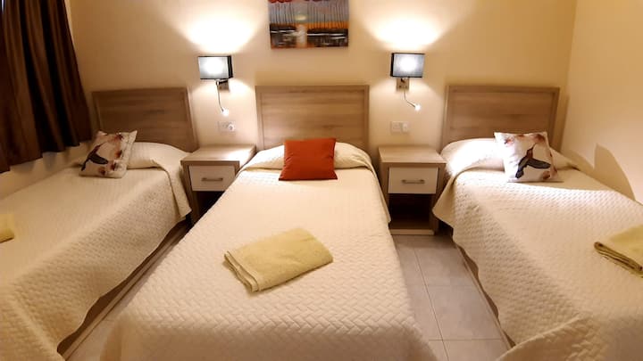 O segundo quarto está equipado com 3 camas de solteiro (90 cm), um guarda-roupa, uma cômoda, um espelho, 2 mesas laterais e ar condicionado.