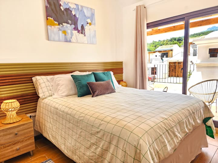 Habitación 1 en nivel 2.  Cama queen, terraza y baño privado