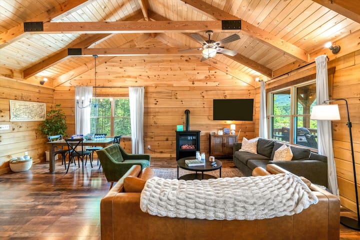 โซฟาหนังเป็นเตียงแบบดึงออกได้ หนังสือให้อ่าน สตรีมเพลงได้ ทีวีสำหรับดูหนังหรือรายการต่างๆ พักผ่อนและสบายใจ! 