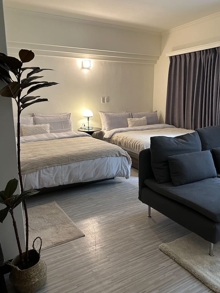 Დეკორაციები მხოლოდ FYI: პატარა ბალიშები, დეკორატიული ხალიჩები, ხალიჩები
Თითოეულ საწოლში მხოლოდ ორი ბალიშია, ხოლო ორ საწოლში - ოთხი ბალიში