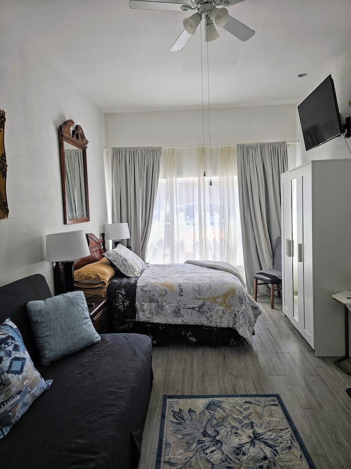 Guest Apt Near Baldwin Park. Kitchenette Laundry - Orlando