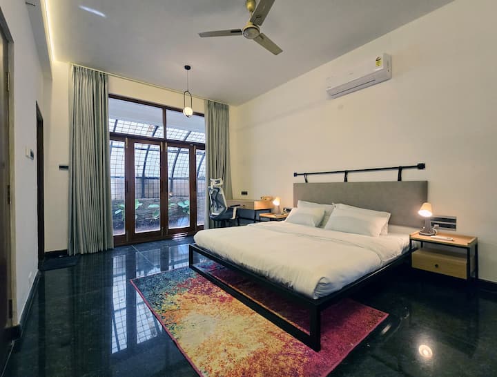 Cama king size com encosto de cabeça pendurado. Mesas de apoio com gavetas. Espaço de trabalho espaçoso com cadeira ergonômica. Cortinas de escurecimento do quarto.