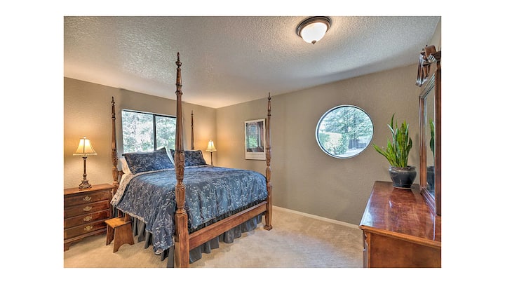 広々としたゲストベッドルームで、快適さと静けさを体験してください。 リラックスを念頭に置いて考え抜かれたデザインで、居心地の良い寝具でくつろぎ、穏やかな夜の睡眠をお楽しみください。 ご自宅のようにお待ちしております。両手を広げてお迎えします。