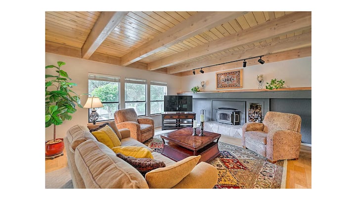 ゆったりとしたソファでリラックスしたり、暖炉のそばの椅子でくつろいだりしましょう。 自然光と露出した天井は本当に雰囲気を演出し、とても魅力的な環境になります。