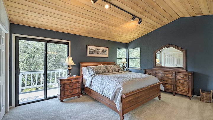 マスターベッドルームの聖域で贅沢な時間を過ごしましょう。 エレガントなインテリアと豪華な快適さに囲まれたスタイリッシュなリラックス。 リラックスと若返りのための究極の天国が待っています！
