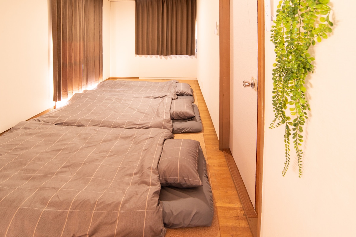 添い寝がしやすいようにお布団を採用しています。
お布団をのけるとコルクマットを敷いているので子どものプレイルームにもなります。