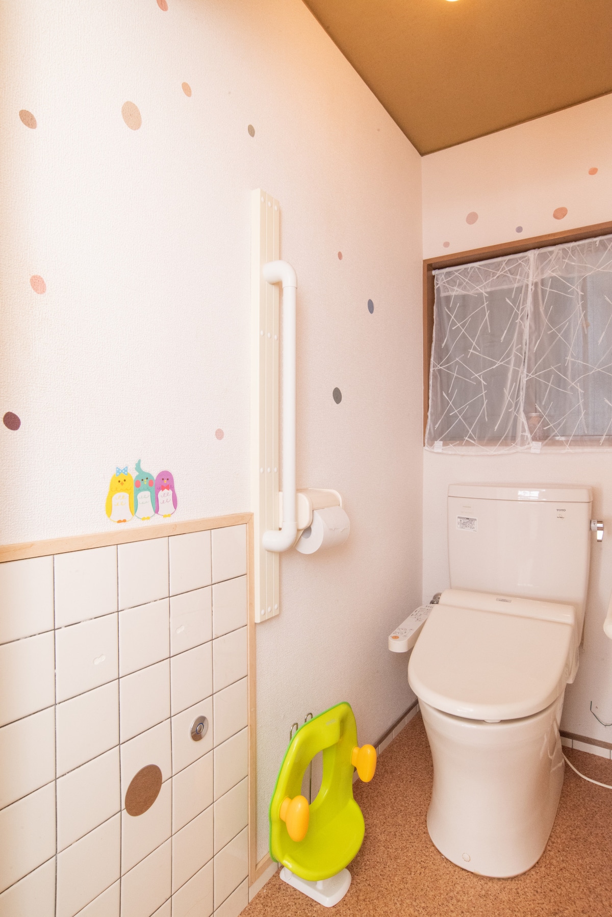 TOTOのシンプルなトイレです。
子供用の便座もご用意があります。