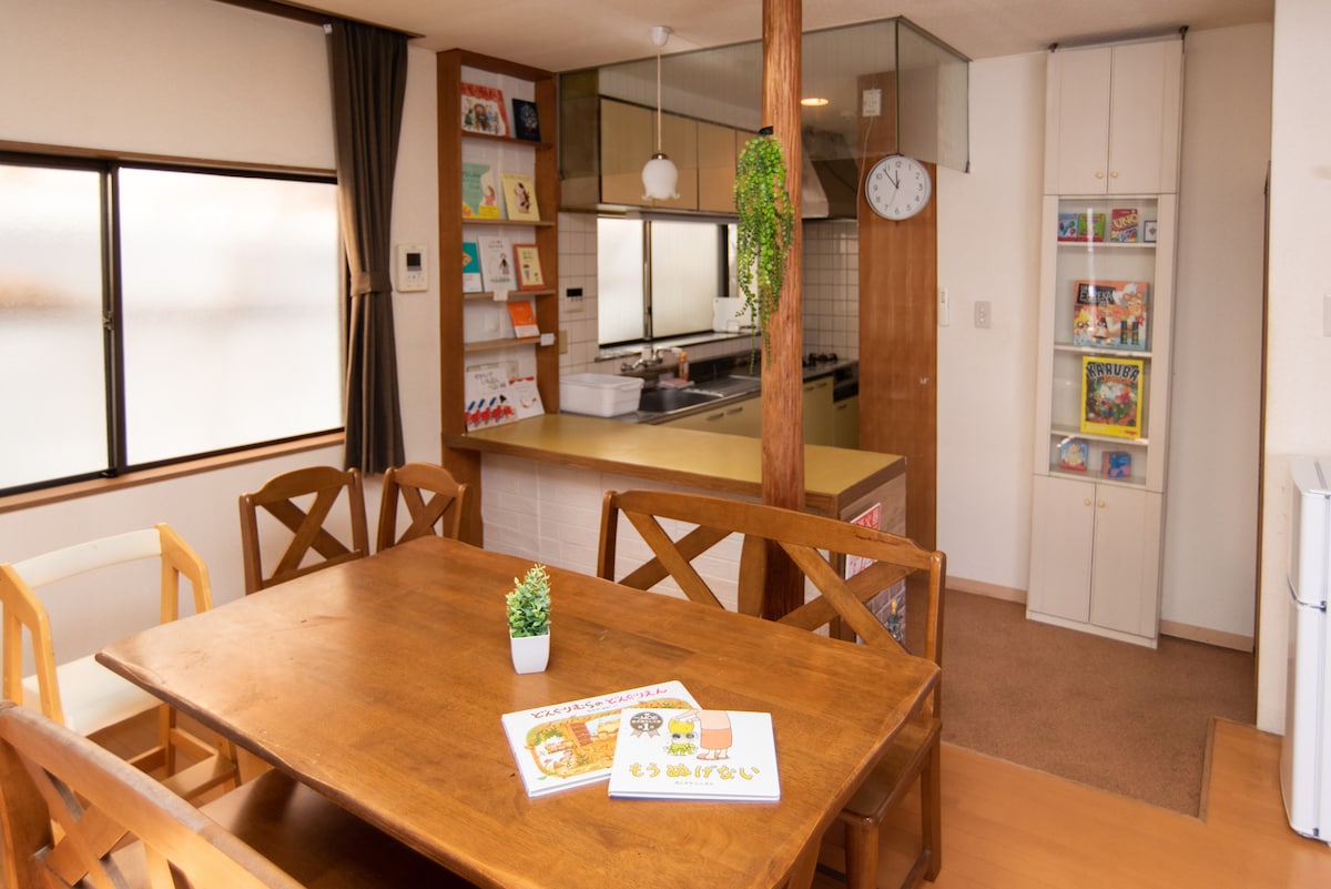 リビングダイニングです。大きな机と絵本がたくさん置いてあります。
