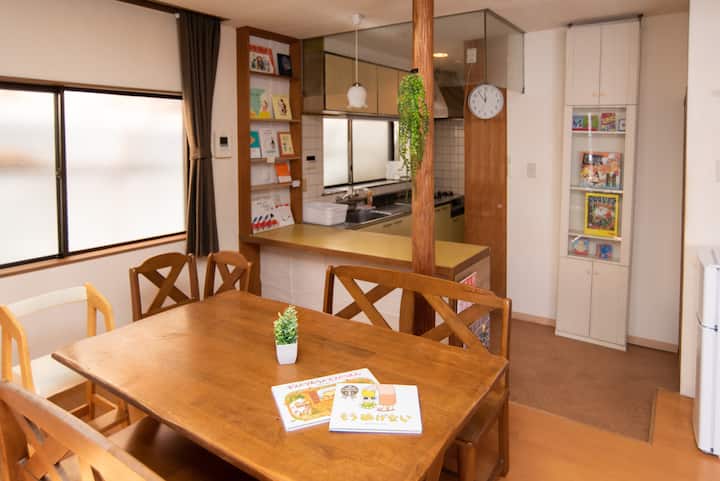 リビングダイニングです。大きな机と絵本がたくさん置いてあります。