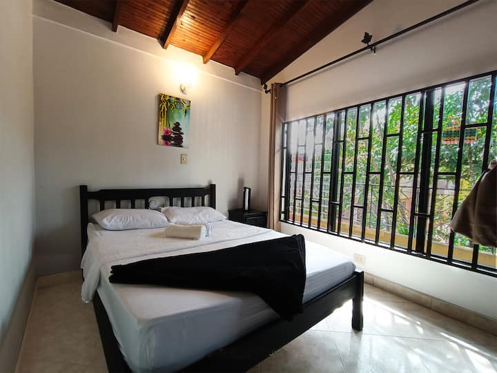 Quarto cama de casal e bela vista da natureza, guarda-roupa