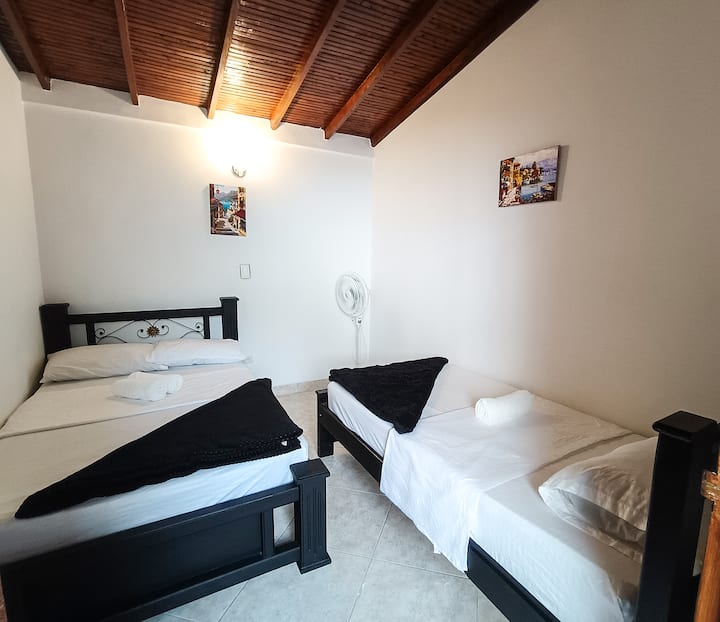 quarto 4, uma cama de casal e uma de solteiro, ventilador